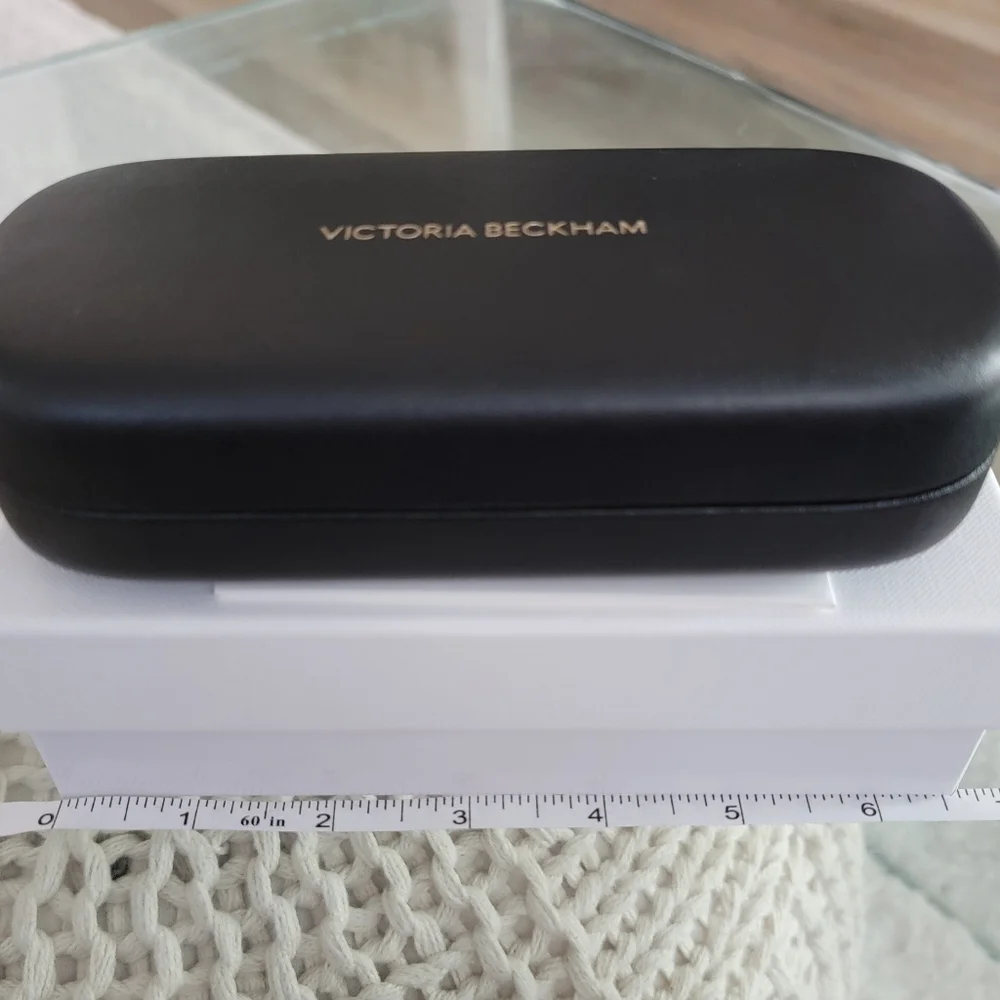 ❤️SALE❤️SALE❤️Victoria Beckham box, eye glasses case, cloth & card. - Picture 2 of 6